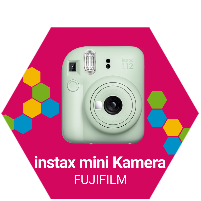 Grafik mit einer Sofortbildkamera Fujifilm Instax Mini, dargestellt auf pinkem Hintergrund mit farbigen Hexagon-Elementen.