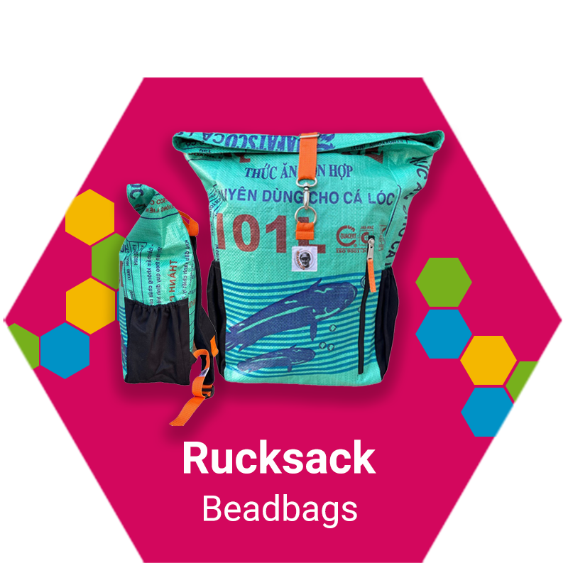 Grafik mit einem nachhaltigen Beadbags Rucksack aus recycelten Reissäcken, dargestellt auf pinkem Hintergrund mit farbigen Hexagon-Elementen.